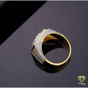 Bague large de luxe en argent 925 avec diamant de laboratoire et motif géométrique texturé pour les acheteurs de bijoux en gros - Product Image 4