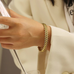 Brazalete de Metal Elegante en Tono Plateado para Mujer, con Diseño Moderno y Acabado Premium - Product Image 6