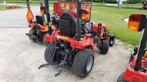 Tracteur agricole Massey Ferguson GC1723E 4 roues motrices 100 CV avec chargeur frontal - Product Image 3