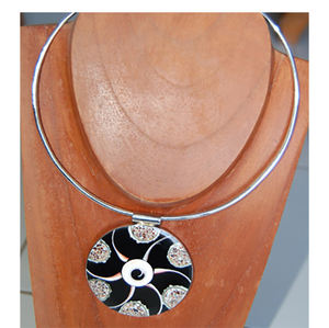 Colgantes de acero inoxidable con concha marina, joyería de concha marina, colgantes redondos de acero inoxidable con diseño artístico, tamaño 60mm - Product Image 1