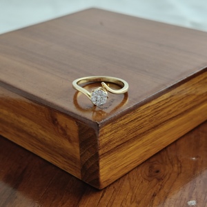 Anillo Solitario de Diamantes en Oro Amarillo de 14K, Diseño Moderno de Banda Abierta, Joyería Fina para Mujer, Uso Diario y de Fiesta, Acabado Pulido, Regalo - Product Image 2