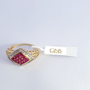 Bague élégante pour femme en or jaune 14 carats avec rubis carrés, bijoux fins de luxe pour mariage, fiançailles, anniversaire, collection or haut de gamme - Product Image 2