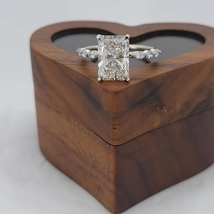 แหวนหมั้นเพชรทรงเอเมอรัลด์ ดีไซน์คลาสสิกสำหรับผู้หญิง ทองคำแท้ 18K เพชรรับรองโดย IGI - Product Image 1
