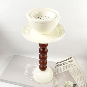 Ensemble élégant de brûleurs d'encens sur piédestal haut avec des sphères en bois empilées, des plateaux assortis et des bols distinctifs pour l'aromathérapie - Product Image 5