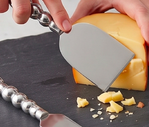 Ensemble de 4 couteaux à fromage élégants plaqués argent avec manche perlé, écologiques, pour la découpe du fromage, la table à manger et les mariages - Product Image 5