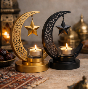 Porte-bougie décoratif en métal doré en forme de croissant de lune avec étoile suspendue, un accessoire de décoration haut de gamme pour la maison. - Product Image 4