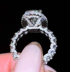 Bague en or blanc 14 carats avec diamant de laboratoire CVD ovale de 4 carats, couleur VS DEF, certifié IGI, serti halo - Product Image 3