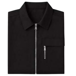 Chemise zippée à manches courtes pour homme, style utilitaire décontracté, streetwear, couleur noire unie, vente en gros OEM - Product Image 4