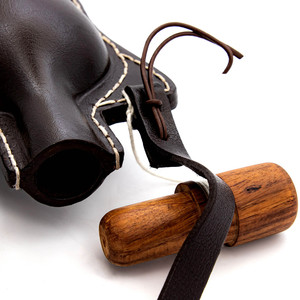 Gourde en cuir historique personnalisée pour la chasse, avec bretelles réglables - Product Image 3