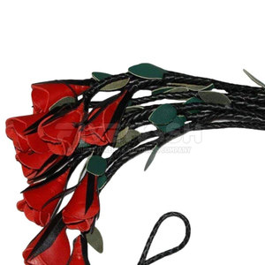 Flogger de cuero con correas largas y suaves y mango ergonómico que proporciona un agarre cómodo y un rendimiento equilibrado - Product Image 3