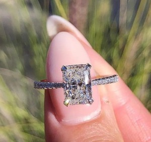 Elegante Anillo Solitario de Diamante Blanco Corte Radiante para Ella, Joyería de Compromiso de Plata de Ley 925 con Diseño Nupcial Clásico - Product Image 1