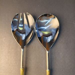 Elegantes Servidores de Ensalada de Acero Inoxidable Pulido de 2 Piezas con Detalles de Hoja Dorada, Mangos de Pluma, Tazones de Lujo Ecológicos - Product Image 2