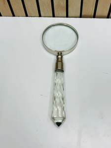 Lupa de cristal de 3'' con acabado en latón y mango de cristal de diseño - Product Image 6