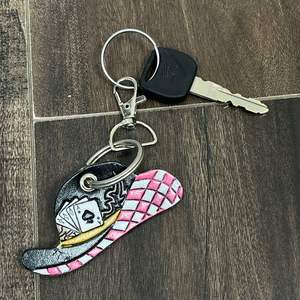 Porte-clés de créateur haut de gamme en cuir de vachette fait main, motif chapeau et cartes à jouer, style western poker, breloque de sac, cadeau, vente en gros - Product Image 6