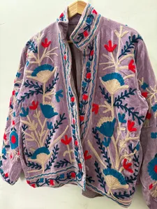Chaqueta Bomber Bordada a Mano en Terciopelo Lavanda para Unisex, Otoño/Invierno, Estilo Vintage Boho, con Bordado Floral Suzani en Hilo de Algodón - Product Image 2