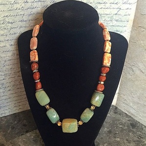 Collier ovale en résine turquoise, perles polies, bijoux artisanaux naturels pour les soirées, par Curio Craft - Product Image 6