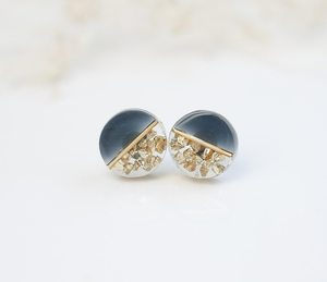 Boucles d'oreilles clous en résine cristalline fumée, faites à la main, effet émaillé, motif Fleur de Lune Moderne, Perle de Minuit, Éclat Céleste - Product Image 3