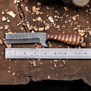 มีดคาวบอยเหล็กดามัสกัสตีขึ้นรูปด้วยมือ ด้ามไม้พะยูง พร้อมปลอกหนัง  แบบฟูลแทง ใบมีดคงที่ รับผลิตตามสั่ง (OEM) สำหรับพกพาประจำวัน (EDC) - Product Image 4