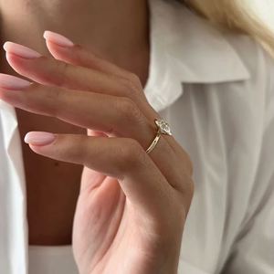 แหวนเพชรเม็ดเดี่ยว 1.0 กะรัต เพชรเลี้ยงในห้องปฏิบัติการ ตัวเรือนทอง 14K แบบหนามเตย รับรองโดย IGI แหวนหมั้น แหวนแต่งงาน ดีไซน์เรียบหรู - Product Image 2