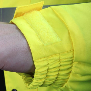 Chaqueta de seguridad de alta visibilidad para hombres, diseñada para brindar comodidad y seguridad en entornos de trabajo y exteriores. - Product Image 3