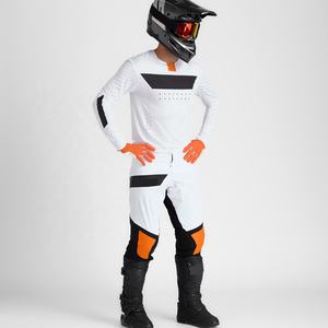 Combinaisons de motocross avec logos et étiquettes personnalisés Design robuste et élégant pour les professionnels de la course et les aventures hors route - Product Image 1