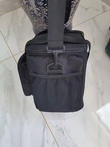 Sac isotherme compact avec bandoulière réglable et doublure en PVC blanc imperméable - Product Image 2