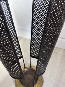 Paragüero de doble cara en metal negro con dos compartimentos, ideal para hoteles, oficinas, cafeterías y entradas de alto tráfico. - Product Image 4