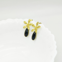 Anting-anting tusuk desain bunga batu permata onyx hitam berlapis emas Vermeil |   Perhiasan Perak Sterling 925 Buatan Tangan