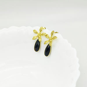 Pendientes de botón con diseño de flor y piedra de ónix negro en forma de lágrima, chapados en oro vermeil. |   Joyería Hecha a Mano en Plata de Ley 925 - Product Image 3
