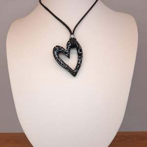 Collier ajustable en résine acrylique noire fait main de luxe, en forme de cœur, minimaliste, romantique, cadeau pour femme - Product Image 3