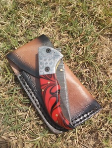 Couteau de chasse artisanal en acier Damas, pointe tombante, lame droite, manche rouge, étui en cuir, lame non réglable - Product Image 6
