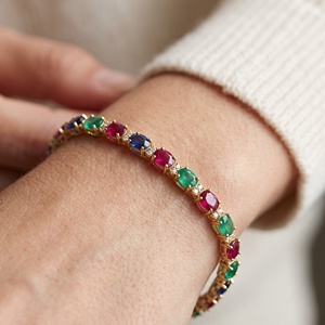 Bracelet tennis en or jaune massif 18 carats avec rubis ovales naturels, émeraudes rondes, saphirs et diamants, Memoria Jewels - Product Image 2