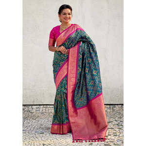 Sari Patola Premium Elite Weaves en Soie Verte Douce Tissée avec des Motifs Zari Complexes et Contrastés – Vêtements Indiens et Pakistanais - Product Image 5