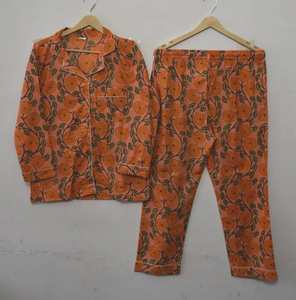 Elegante Conjunto de Pijama de Algodón con Estampado Floral Hecho a Mano, Transpirable, con Patrón de Enredaderas Florales de Melocotón y Caléndula, Ropa de Dormir India para Mujer - Product Image 2