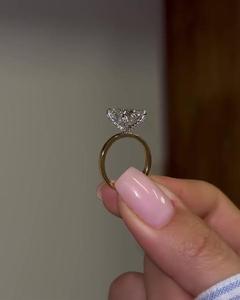 Bagues de fiançailles 5 carats de diamant de laboratoire taille coussin étincelant serti à griffes, pour demande en mariage et mariage, avec alliances de 2 mm, en or massif 14K 18K, vente en gros - Product Image 5
