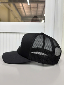 Casquettes de camionneur en mousse brodées 2D personnalisées de haute qualité, casquettes de camionneur en mousse pré-courbées réglables de haute qualité fabriquées au Vietnam - Product Image 2