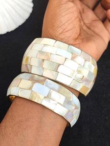 Bracelet élégant incrusté de coquillages, manchette en nacre à motif damier - Product Image 2