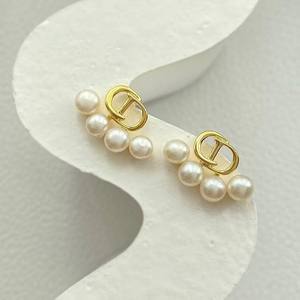 Boucles d'oreilles clous rétro européennes et américaines au design unique, classiques, avec lettres CD et perles d'eau douce naturelles de Zhuji - Product Image 1