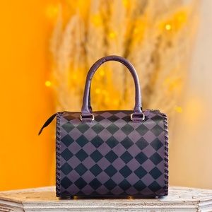 Bolso de Hombro de Mujer de Diseño de Lujo, en Cuero Genuino Tallado, de Alta Calidad, Estilo Bohemio, con Patrón de Damas de Invierno, Estilo Occidental - Product Image 1