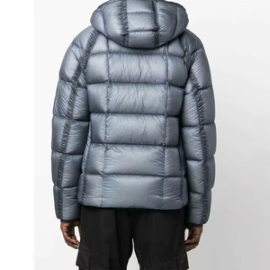 เสื้อแจ็คเก็ตบอมเบอร์ผู้ชายแบบมีฮู้ด ทรงสั้น หนา สำหรับฤดูหนาว ผ้ามันเงา สีดำ สไตล์ไฮสตรีท ระบายอากาศได้ดี - Product Image 3