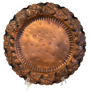 Plateau de service rond en cuivre pur, design antique froissé, avec bordure florale en relief, pour la maison, l'hôtel et le restaurant - Product Image 1