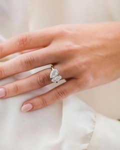 Anillo Toi Et Moi Único con Moissanita de 1 Quilate en Forma de Pera y 0.60 Quilates en Corte Marquesa, Oro Sólido de 14K, Regalo de Boda o Propuesta para Parejas - Product Image 2