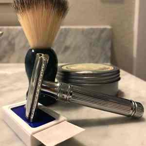 Maquinilla de Afeitar de Doble Hoja de Acero Inoxidable de Alta Calidad para el Cuidado de la Barba Masculina con Recubrimiento de Platino Avanzado - Product Image 3