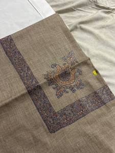 Châle pour homme en pashmina pur, fait main, élégant, de style arabe, avec des broderies épaisses, fines et larges. - Product Image 2