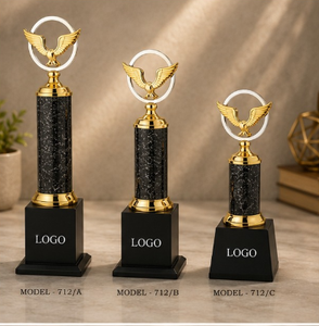 Trofeo Águila Dorada con Columna de Mármol Negro y Base Grabada con Láser, Impresión UV, Portátil para Premios Deportivos y de Juegos - Product Image 1