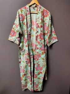 Bata tipo kimono de algodón con estampado floral verde menta – Estilo bohemio, larga, abierta por delante, con lazo en la cintura - Product Image 3