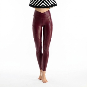 Leggings de performance pour danseuses sur barre, conçus avec un tissu flexible, une coupe ajustée et une texture douce pour des mouvements en toute confiance. - Product Image 4