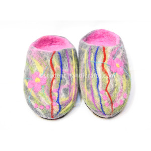 รองเท้าสักหลาดหลากสี-ผลิตภัณฑ์งานฝีมืออื่นๆ - Product Image 1