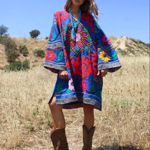 Glorious Tribal Folkie Bohème antique brodé à la main suzani tunique col en v manches cloche belle conception de lotus avant - Product Image 1