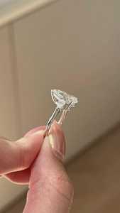 Bague de fiançailles à trois pierres en diamant de laboratoire taille poire 3 carats – Certifiée IGI - Product Image 3
